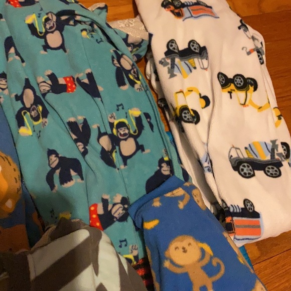 7 pairs of fleece footed pjs - Picture 6 of 6